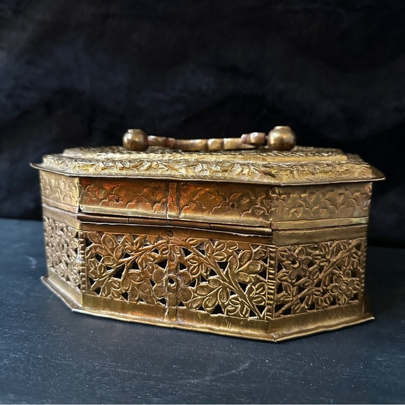 Antique Brass Mughal Jali Cricket Box - Picture 6 of 14
